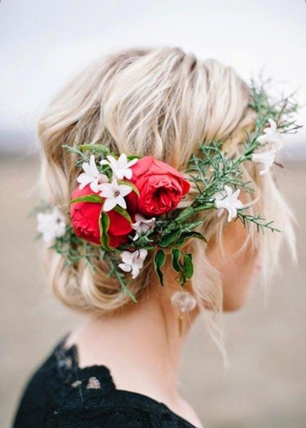 живые цветы в прическе невесты