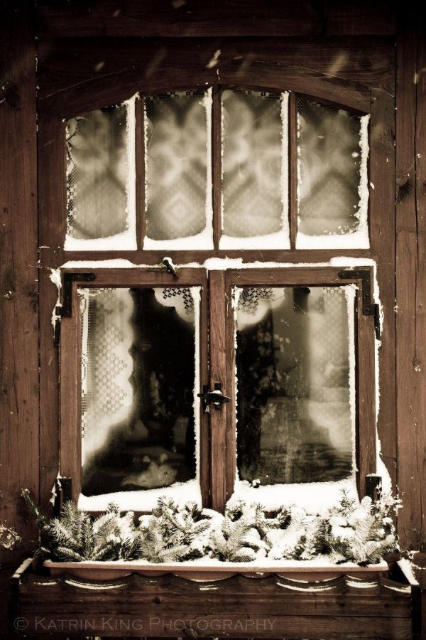 За окном зима с надписями