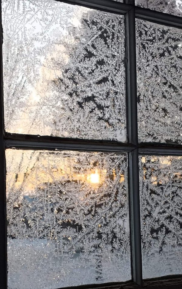 За окном зима с надписями