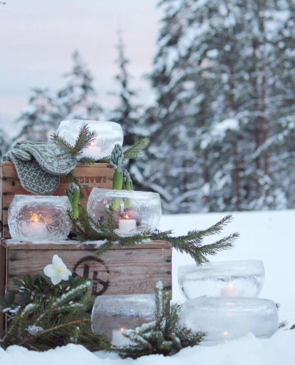 За окном зима с надписями