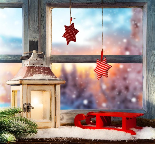 За окном зима с надписями