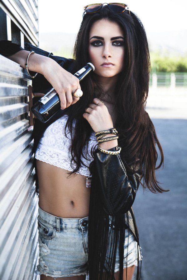 Девушка хулиганка