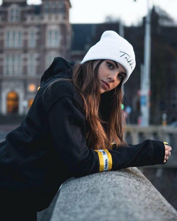 Девушка хулиганка