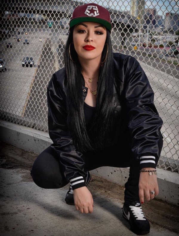 Девушка хулиганка