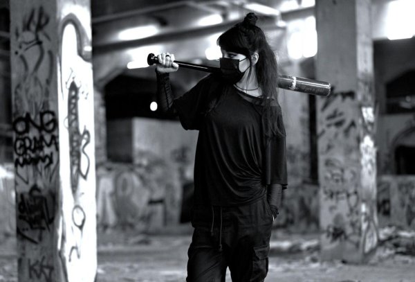 Девушка хулиганка