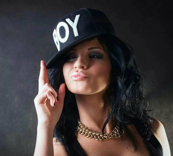 Девушка хулиганка