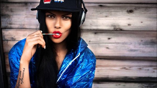 Девушка хулиганка