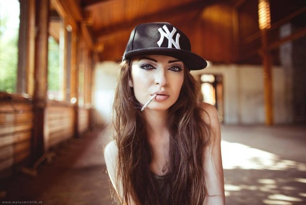 Девушка хулиганка