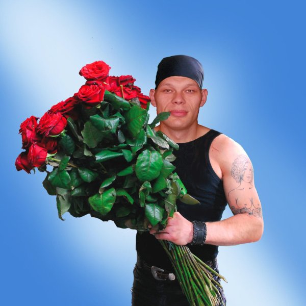 мужчина с букетом роз