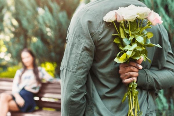парень дарит цветы девушке