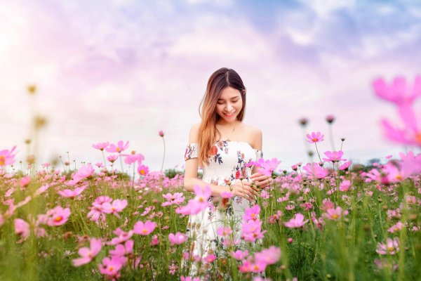 девушка на лугу