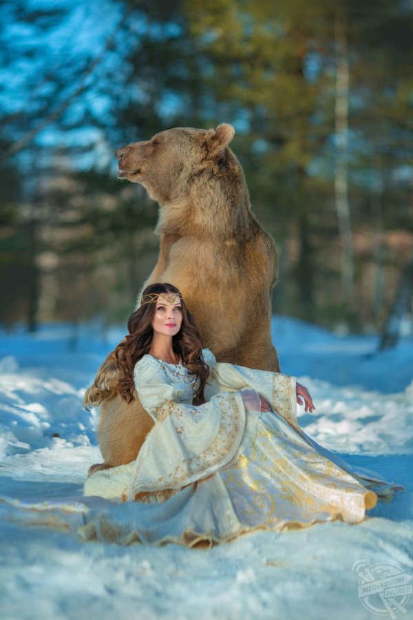 Девушка и медведь