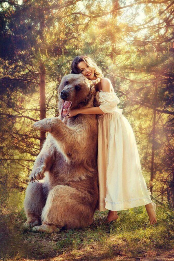 Девушка и медведь