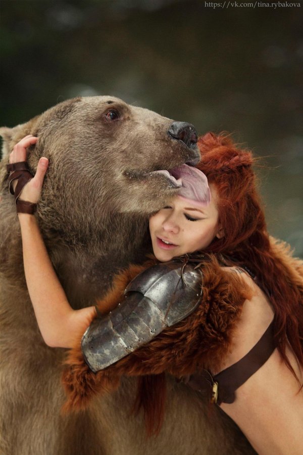 Девушка и медведь