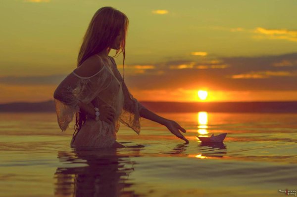 Девушка и море