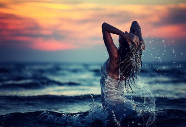 Девушка и море