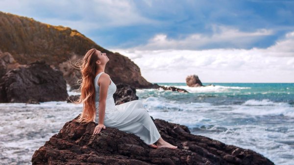 Девушка и море