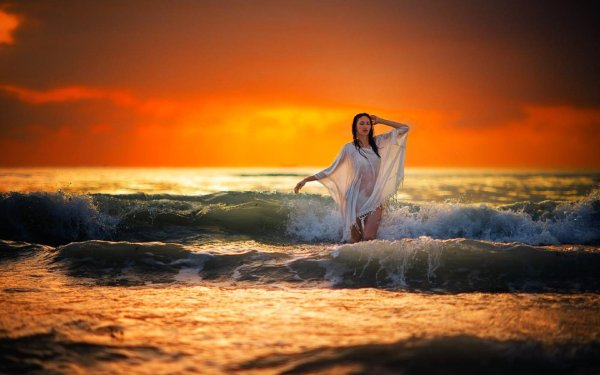 Девушка и море