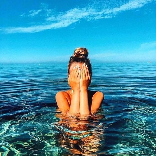 Девушка и море