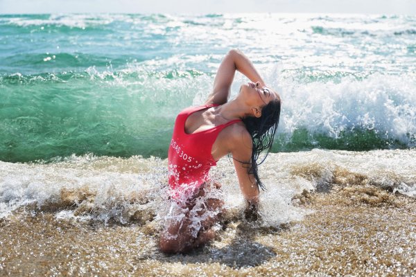 Девушка и море