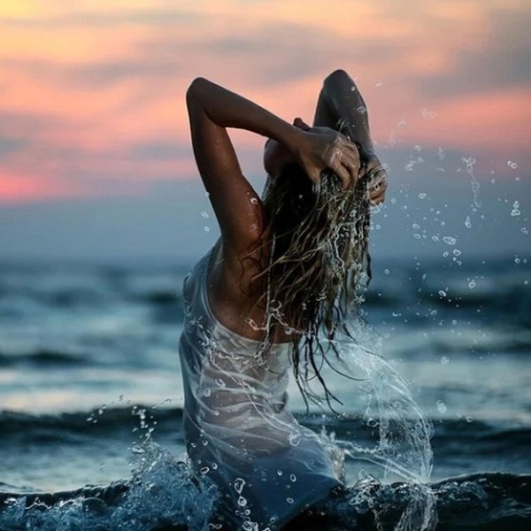 Девушка и море