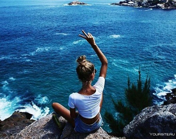 Девушка и море