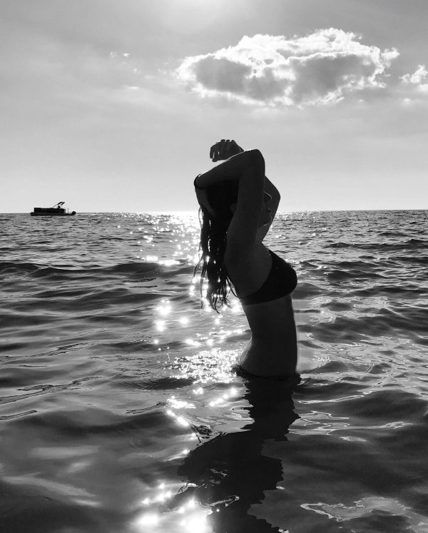 Девушка и море