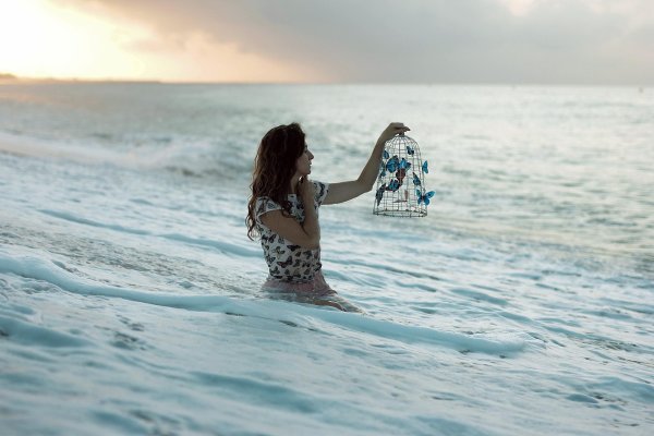 Девушка и море