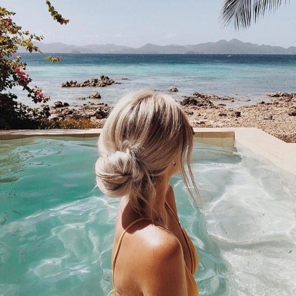 Девушка и море