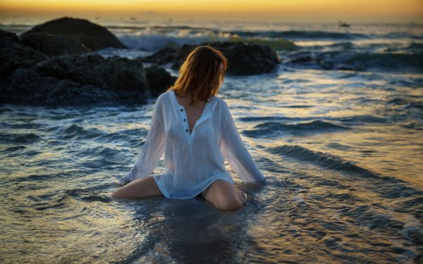 Девушка и море