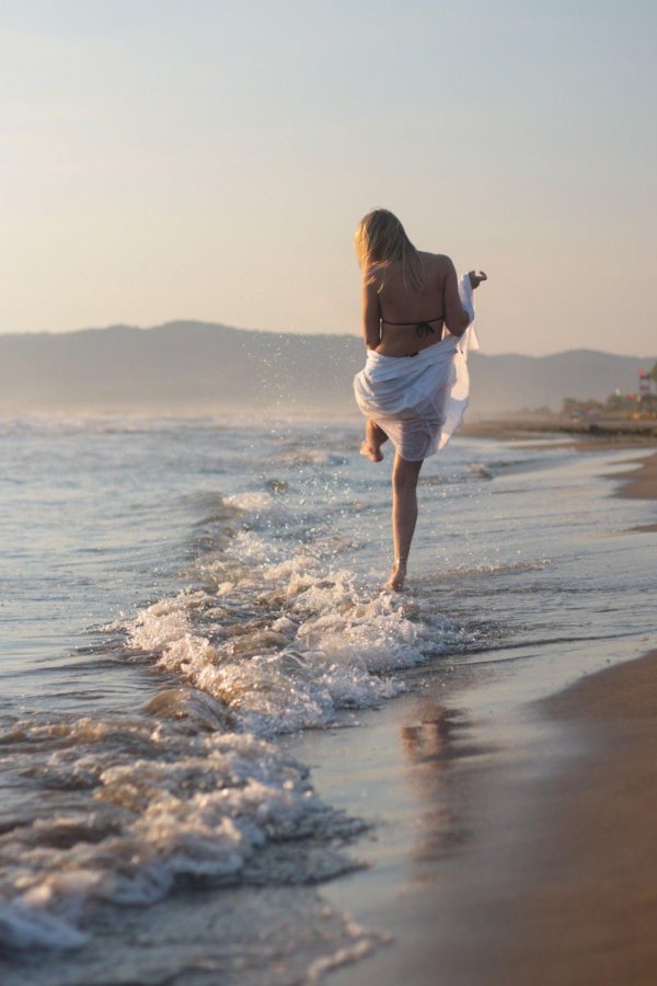 Девушка и море