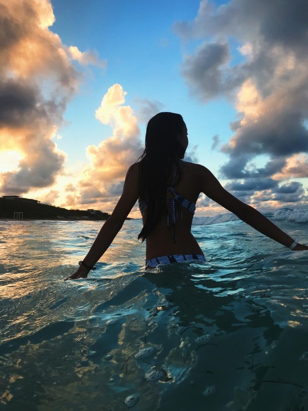 Девушка и море