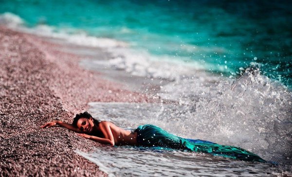 Девушка и море