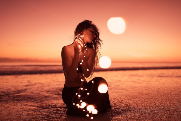 Девушка и море