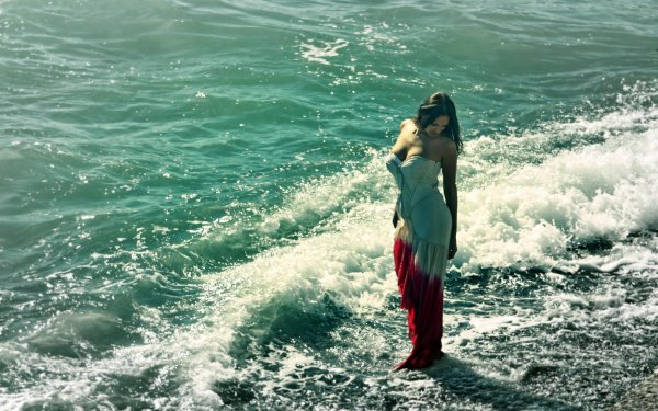 Девушка и море