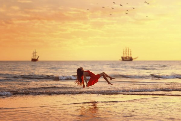 Девушка и море