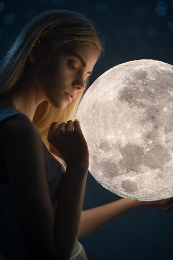 Луна и девушка