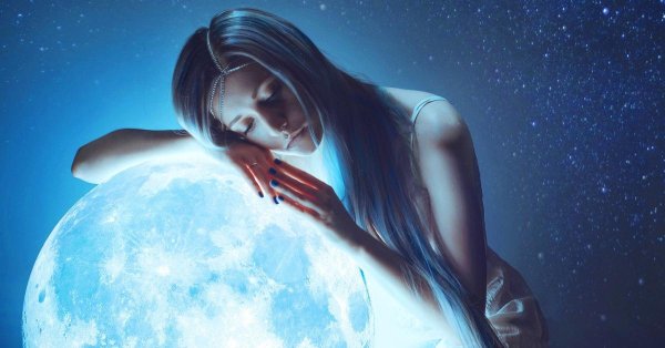 Луна и девушка
