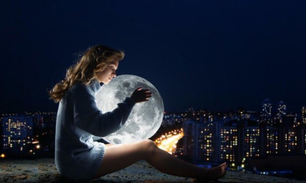 Луна и девушка