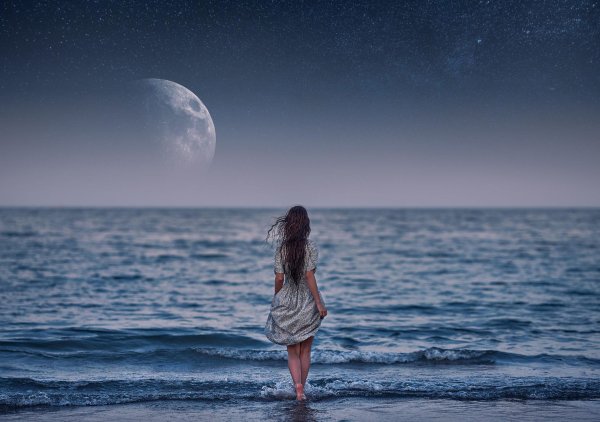 Луна и девушка