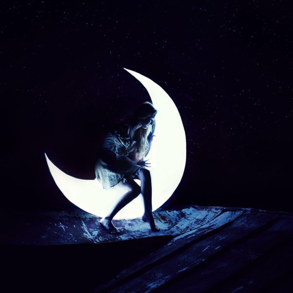 Луна и девушка