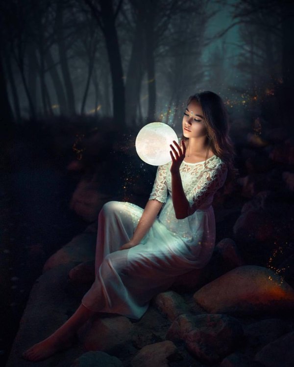 Луна и девушка