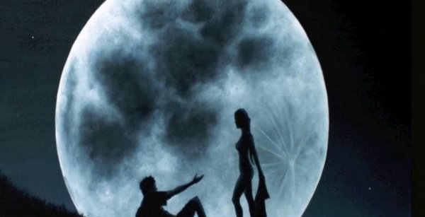 Луна и девушка