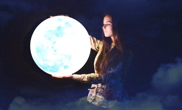 Луна и девушка