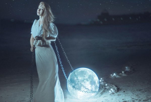 Луна и девушка