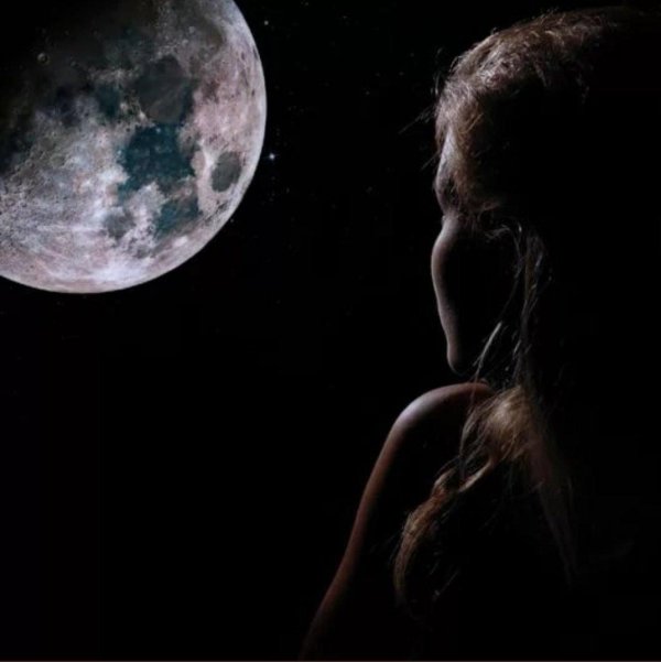 Луна и девушка