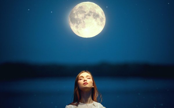 Луна и девушка