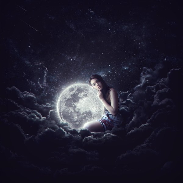 Луна и девушка