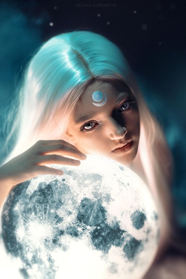 Луна и девушка