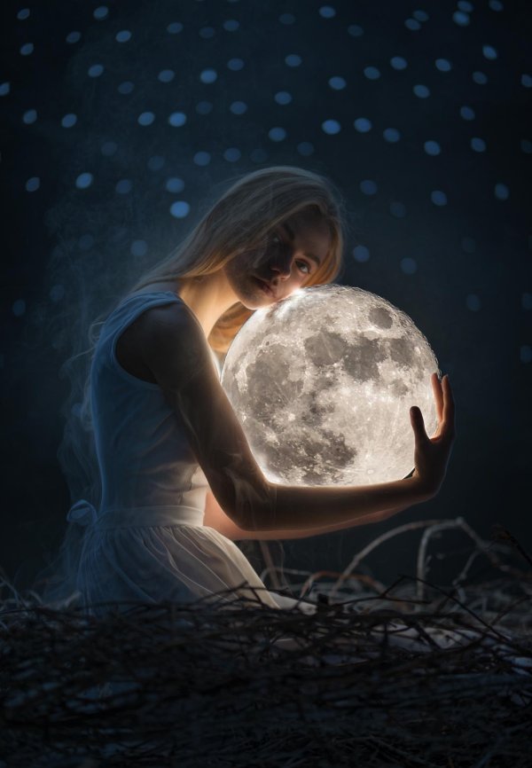 Луна и девушка